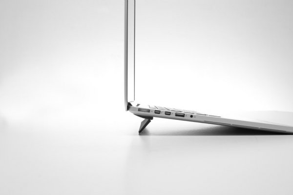 Bluelounge Kickflip MacBook Pro 15/16 " Sammenleggbar Støtte Svart