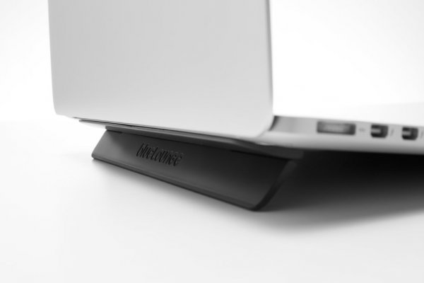 Bluelounge Kickflip MacBook Pro 15/16 " Sammenleggbar Støtte Svart