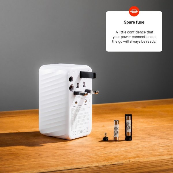 Fixed Lader Voyager World Adapter 120W