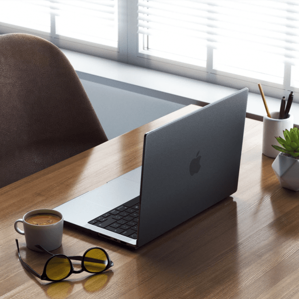 Satechi MacBook Pro 14 M1 (A2442)/M2 (A2779) Deksel Eco-Hardshell Case Mörk transparent