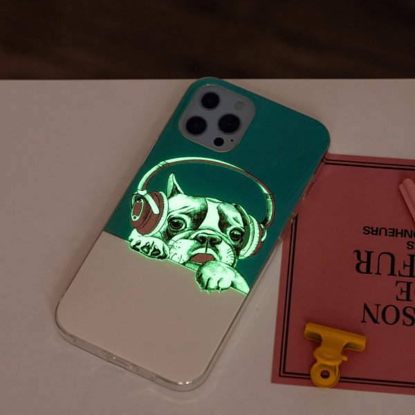 iPhone 15 Pro Deksel Motiv Hund med Hodetelefoner